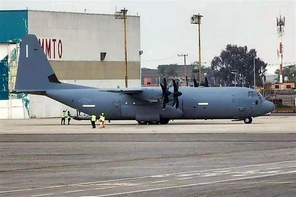 HctorM's tweet image. ¿Misiles?
Un avión militar de Estados Unidos de transporte de carga y personal aterrizó el sábado en el Aeropuerto Internacional de Toluca, Estado de México, procedente de Texas.