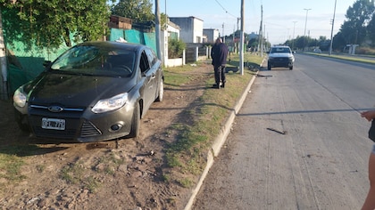 mauroszeta's tweet image. 🚨 DISCUTIÓ CON EL NOVIO Y LO ATROPELLÓ CON EL AUTO: PRESA
- Fue en La Plata 
- Nahiara Rabia fue imputada de tentativa de homicidio en perjuicio de su novio Mario Medina.
- Al momento de ser arrollado, el joven estaba en bicicleta.