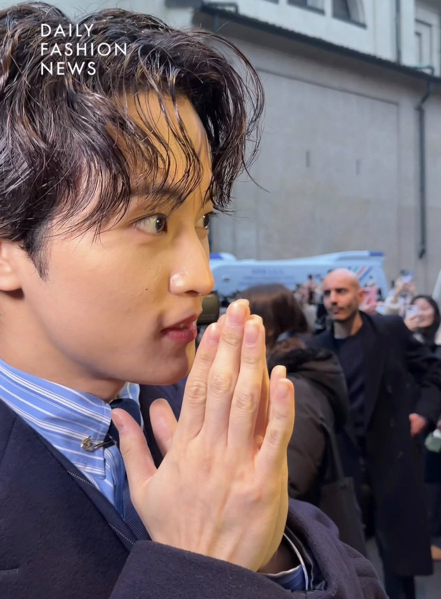 cry4lmk's tweet image. “little mark is as well-behaved as a kitten”