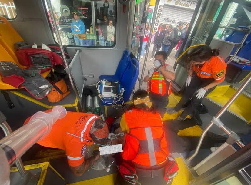 qrocomunicado's tweet photo. #Querétaro | 🔴 Un hombre fall3ció abordo de una unidad de transporte público #Qrobús, sobre Av. Corregidora Nte. a la altura de El Cerrito, en dirección hacia Universidad, en la capital queretana 😔🚨✝️. 

QEPD 🤍. https://t.co/KVbnESGPZY