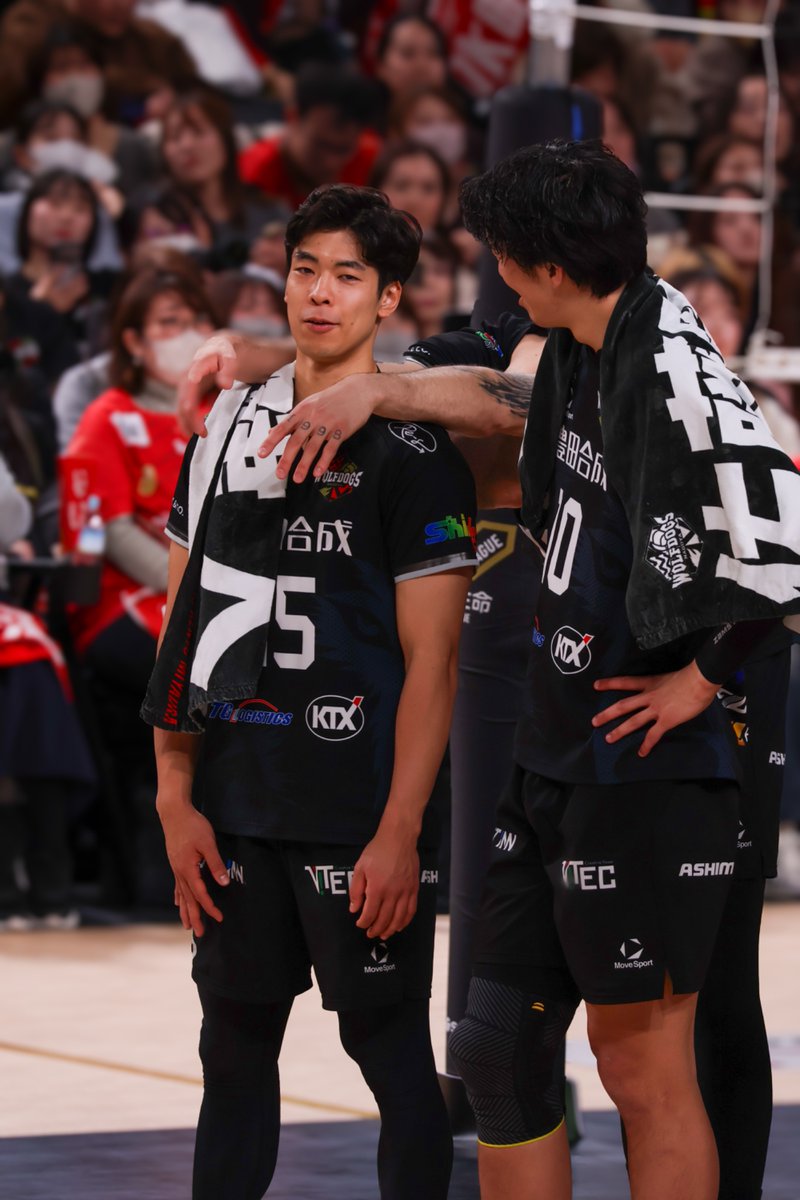 m_n_c_b's tweet photo. 2026.1.18
佐藤くんとみゃうが話してる後ろからやって来たノルビ
別角度からも見たい https://t.co/WrdYKIpVBY