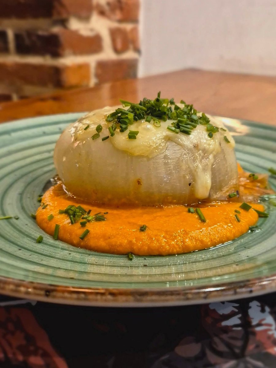 💬 En las Jornadas del Pulpo del Calecho te esperamos con nuestra cebolla rellena de boloñesa de pulpo y queso de Tetilla. 
Ven a probarla.

Estamos en : 
📍 plaza San Martín n ° 9
Reservas al ☎️ : 987 254 287.
.
.
#elcalecholeon #leonesp #barriohumedo #cocinatradicional