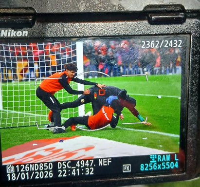 Les ramasseurs de balles se sont attaqués à notre 2ème gardien du but pour voler la serviette de Mendy, un autre marocain est rentré sur le terrain. Arrêtez ce foutage de gueule, vous avez joué à ce jeu malsain et vous avez perdu !! D’autres vidéo vont sortir