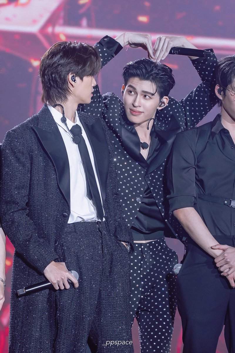 rainbowwwruby_'s tweet image. Pond beneran cocok banget pakai polkadot 😭😭😭, bakalan jadi pattern kebangsaan dia sih 🙂‍↔️🙂‍↔️🙂‍↔️

#MeAndTheeSeriesAfterParty