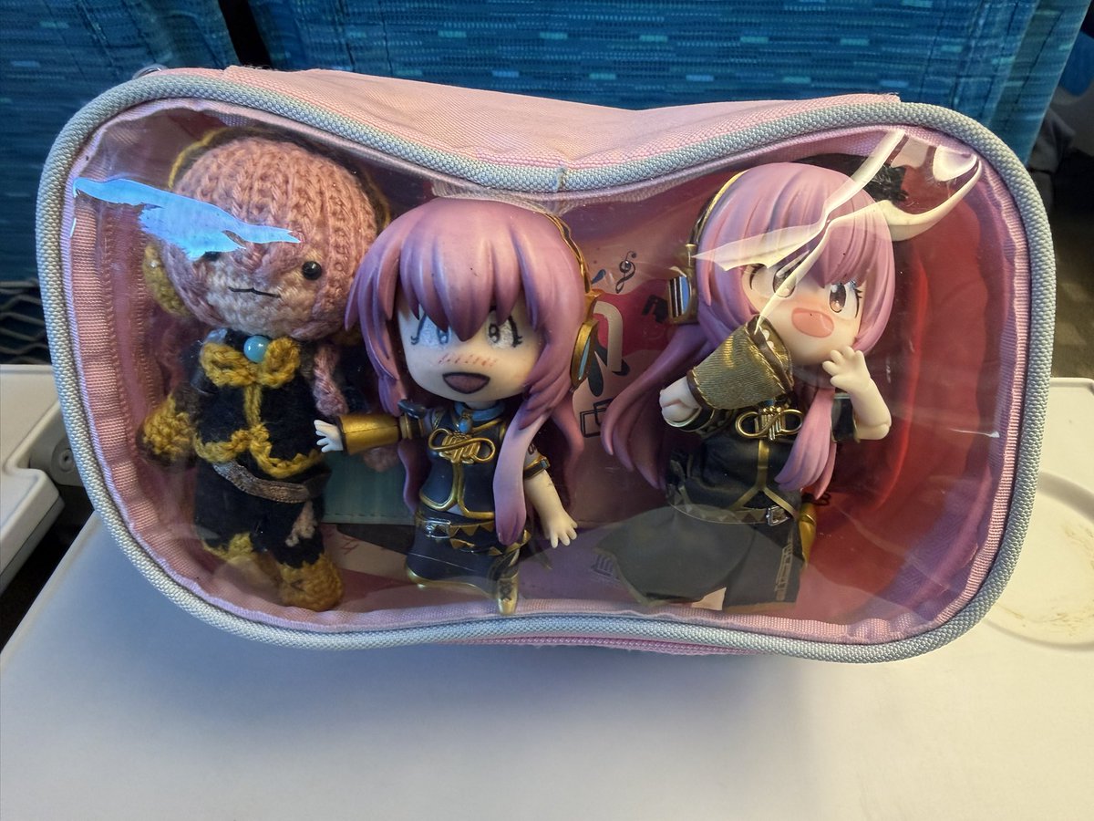 巡音ルカ 「新幹線のテーブルに飾っておくと可愛いのでテンション上がる〜 今新横浜通過しました」|ひろぴぃのイラスト