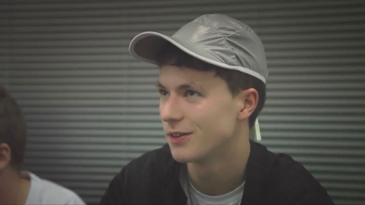 hourlybladee's tweet photo. bladee wearing an ugly cap https://t.co/Avruobh7GC