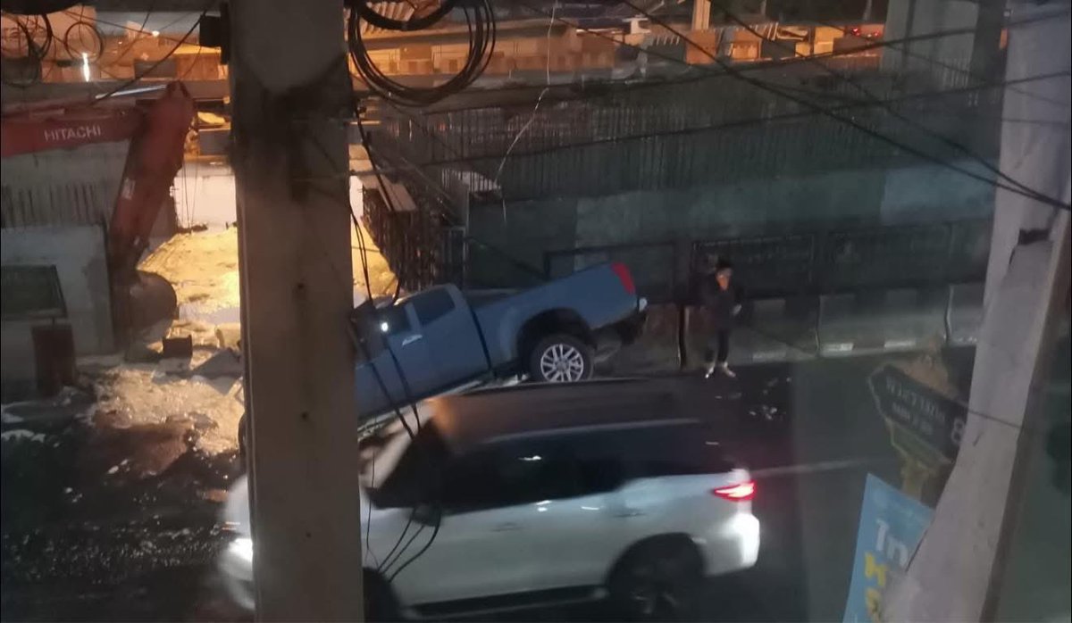 RedSkullxxx's tweet image. แต่ละมื้อแต่ละเดย์ คุณภาพชีวิตคนไทยบนท้องถนน😓 พรุ่งนี้จะเจออะไรอีกสัส

ด่วน !!! พระราม2 ถนนทรุดตัว !!!

เกิดเหตุถนนทรุดตัวบริเวณหน้าบิ๊กซ้ง พระราม 2 หลังสะพานลอยโรงเรียน สมุทรสาครวิทยาลัยฝั่งขาออก  มีรถจมเสียหาย 1 คัน และมีน้ำท่วมบริเวณดังกล่าว…