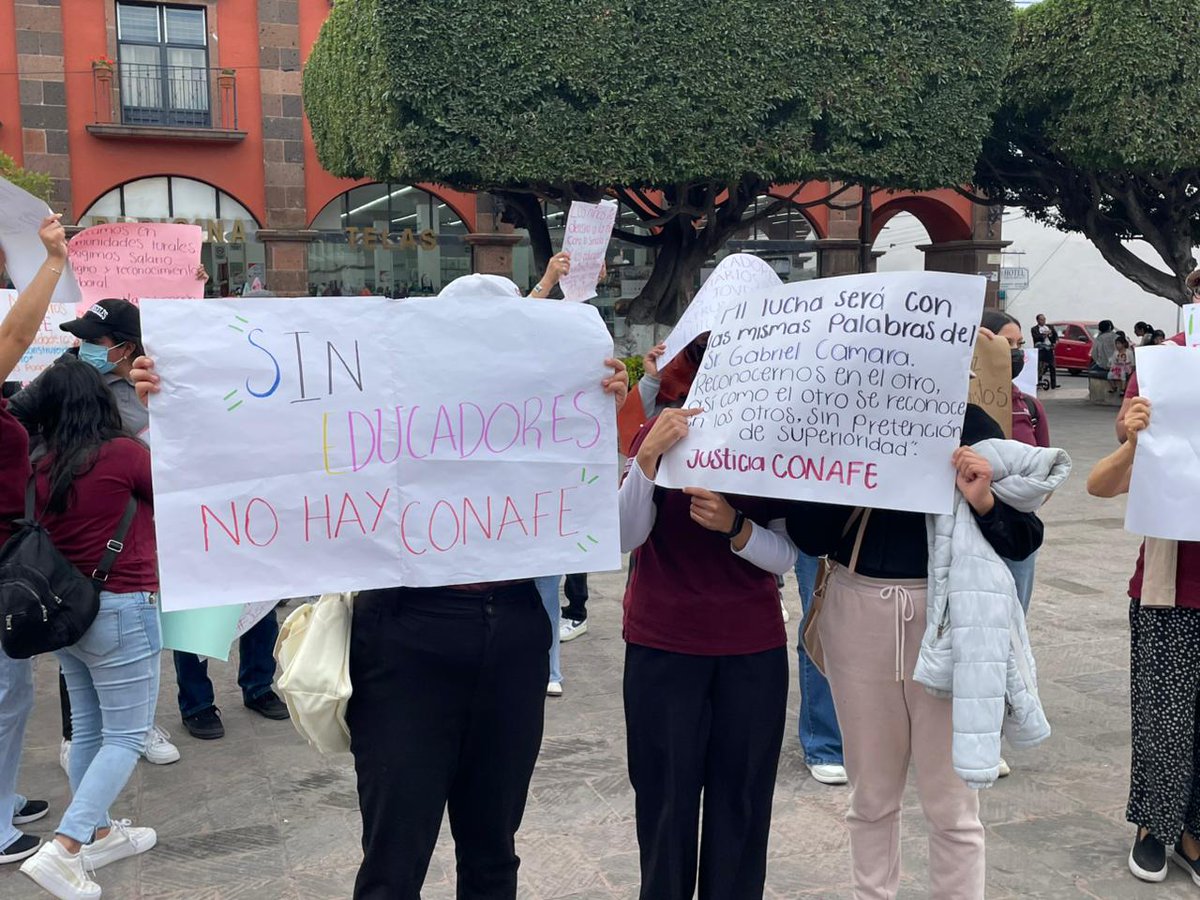 AlertaQro's tweet image. 📢 Docentes comunitarios realizan manifestación para exigir mejores salarios en San Juan del Río ✊

Los educadores del Consejo Nacional de Fomento Educativo (Conafe) exigieron más apoyo. 🧑‍🏫📣

Más detalles 📍 wp.me/p8iMZT-11r5

#SanJuanDelRío #Conafe #Docentes