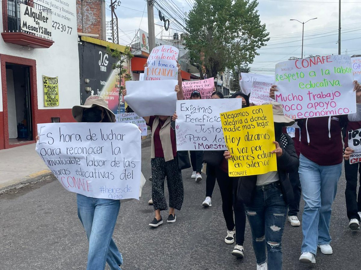 AlertaQro's tweet image. 📢 Docentes comunitarios realizan manifestación para exigir mejores salarios en San Juan del Río ✊

Los educadores del Consejo Nacional de Fomento Educativo (Conafe) exigieron más apoyo. 🧑‍🏫📣

Más detalles 📍 wp.me/p8iMZT-11r5

#SanJuanDelRío #Conafe #Docentes