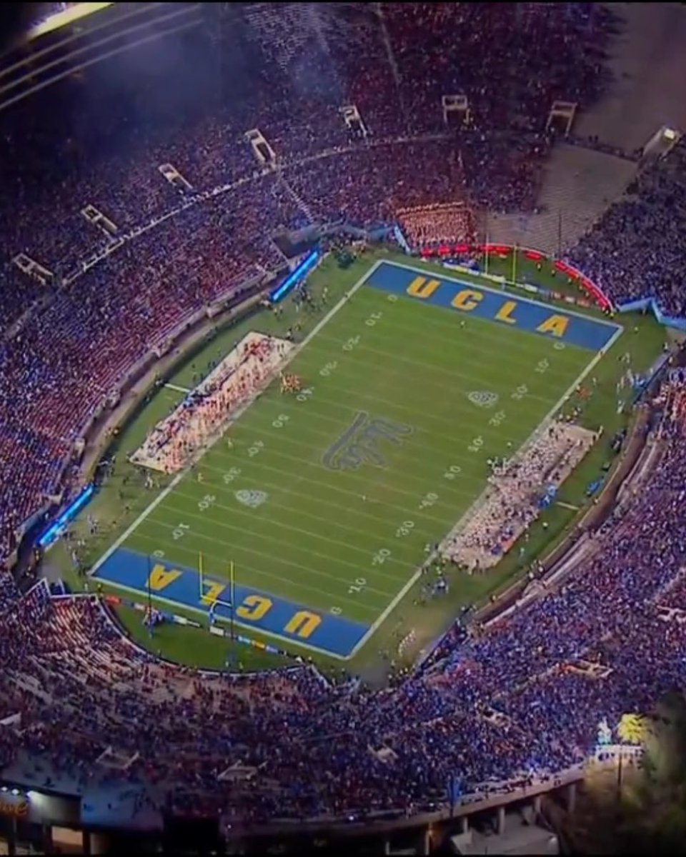 was grabbing pics for a 2016 throwback post on Instagram...

and man oh man look at that tarp-less Jim Mora Rose Bowl 🌹🏈