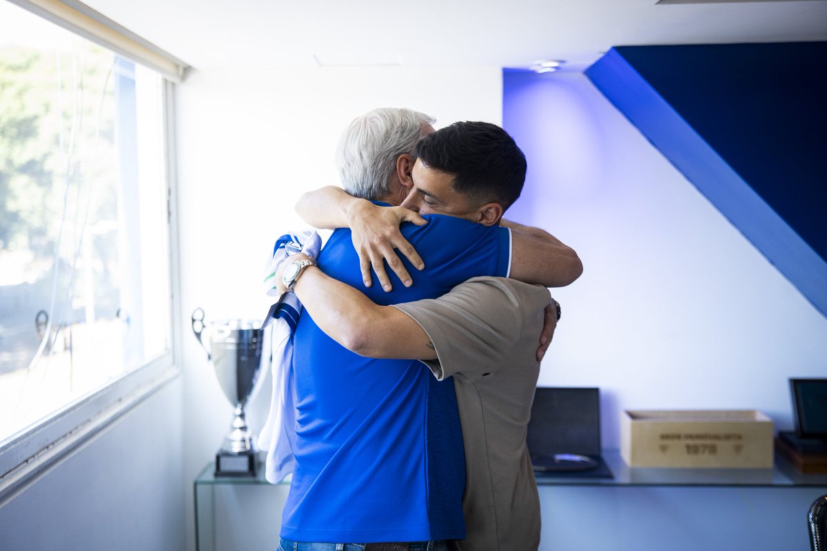 Velez's tweet image. Enamorado por la V azulada 🥰

VUELVE A CASA 💙