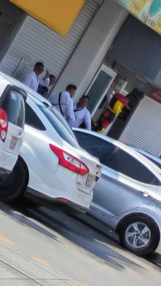 Estos son los ministeriales de <a href="/FiscaliaEdomex/">Fiscalía Edoméx</a> que andan en #Tecámac extorsionando se paran a hacerle a la mamada en el OXXO a lado de la procuraduría, si te atoran te llevan ahí para sacarte la feria a mí me revisaron el celular y por traer fotos de mota me chingaron así y me