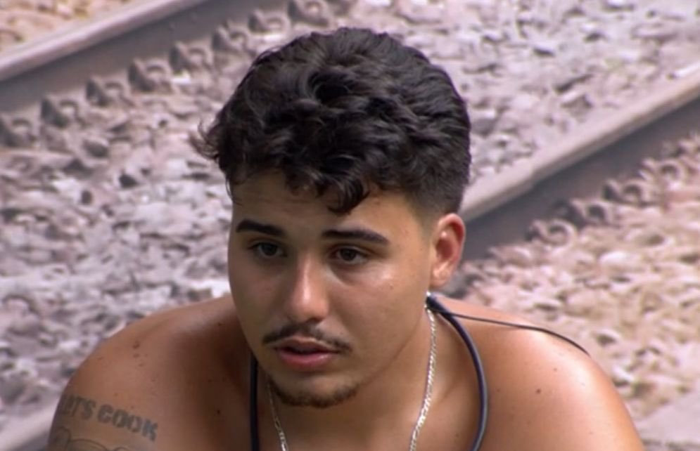 poponze's tweet image. A LAPADA! Após Pedro dizer que não está a fim de beber na festa, Edilson rebate:

“Você não tá afim de nada, mas aí você muda de opinião a cada 10 minutos.” #BBB26