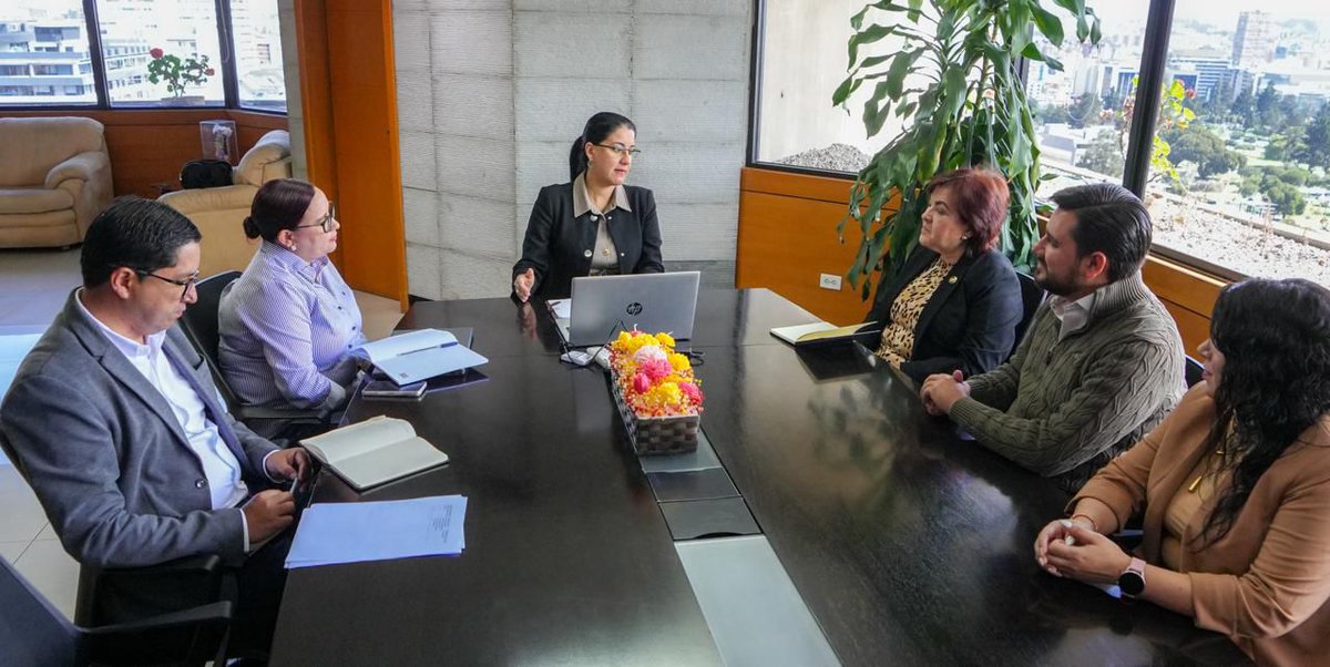 📚🤝 La ministra de Educación, Deporte y Cultura, <a href="/GildaAlcivarOk/">Gilda Alcívar</a>, mantuvo una reunión protocolar con representantes del CACES, con el objetivo de alinear las estrategias gubernamentales a los procesos de evaluación y acreditación universitaria. 

🧠📊 Durante el encuentro se