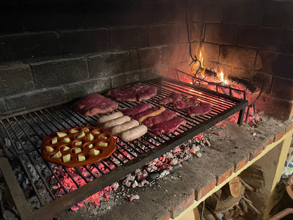 Barnitus's tweet image. El de 16 se junta con amigos y arma este asadito. Hijo’ e tigre… 🥹