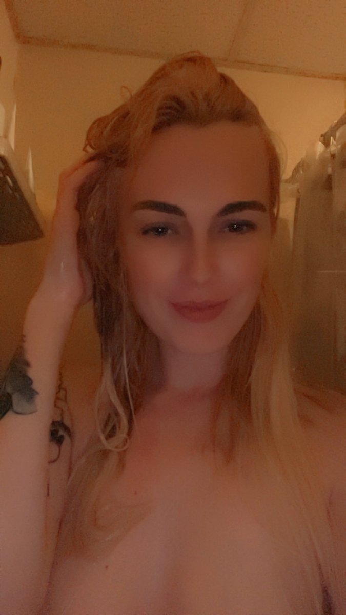 FRIDAY energy hits different 😈😈

#FridayVibes
#FridayEnergy
#WeekendMood
#LateNightThoughts
#SpicyVibes
#Tease
#NSFW
#AdultContent