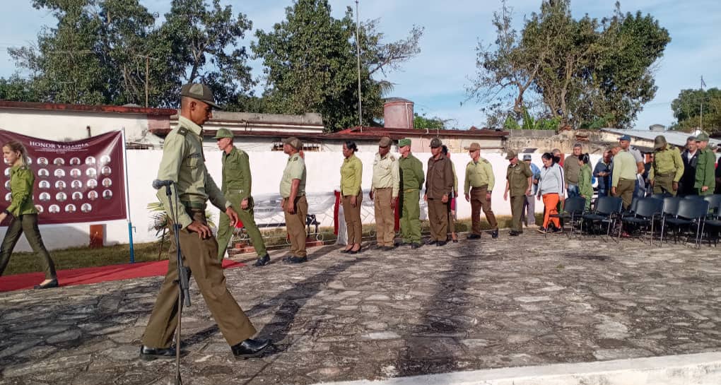 #HonorYGloria a nuestros 32 combatientes que lucharon en la República Bolivariana de #Venezuela. Orgullo y dolor siente toda #Cuba. En el municipio de Perico de la provincia de Matanzas rendimos homenaje. Gloria Eterna!