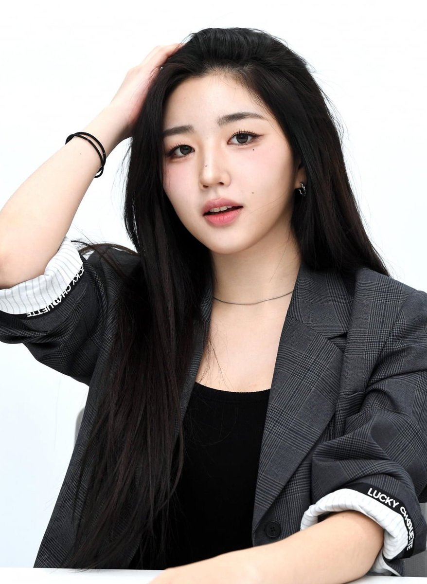 s14updates's tweet image. SOHYUN IN SUIT 😩🥰