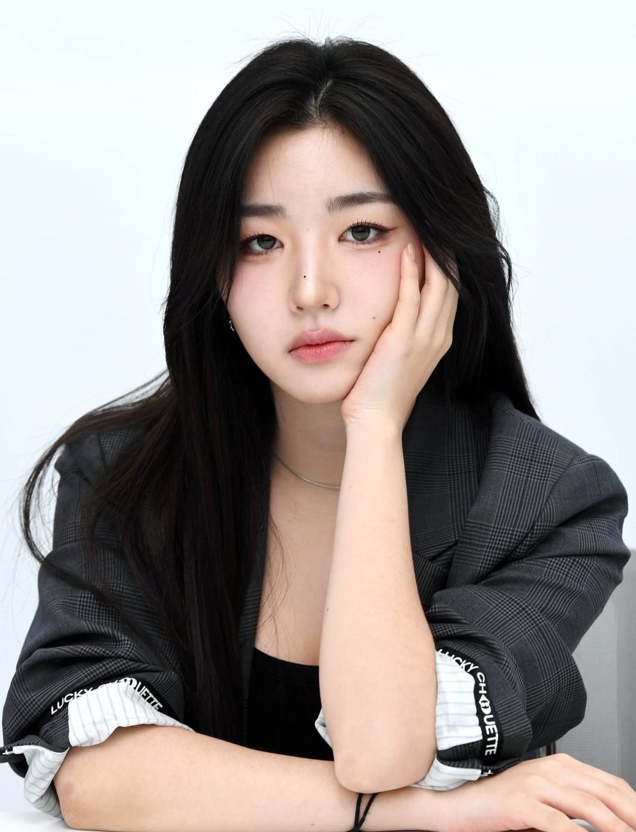 s14updates's tweet image. SOHYUN IN SUIT 😩🥰