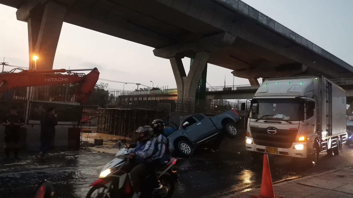 17/01/69 ด่วน!!! เมื่อสักครู่ที่ผ่านมา เกิดเหตุถนนพระราม 2 ทรุดตัวที่บริเวณหน้าบิ๊กซ้ง หลังสะพานลอยโรงเรียนสมุทรสาครวิทยาลัยฝั่งขาออก มีรถยนต์จมเสียหาย 1 คัน #พระราม2 #ถนนยุบ #