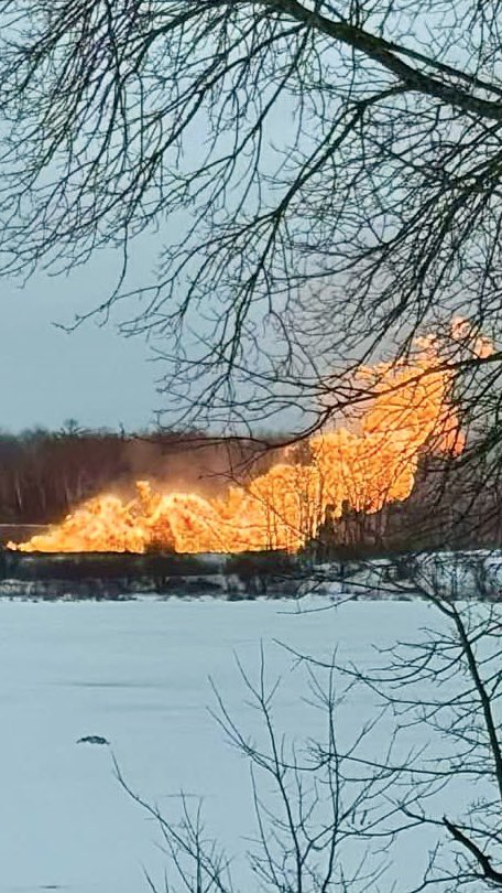 JohnCremeansX's tweet photo. FireVision: Large Explosions Near Willow River, Minnesota!
📡 What We Know: A Northern Natural Gas pipeline ruptured in a rural area. The rupture caused powerful explosions and two large fires. Blasts were felt from miles away! Nearby homes evacuated, with no injuries reported. https://t.co/BOZvd5fonD