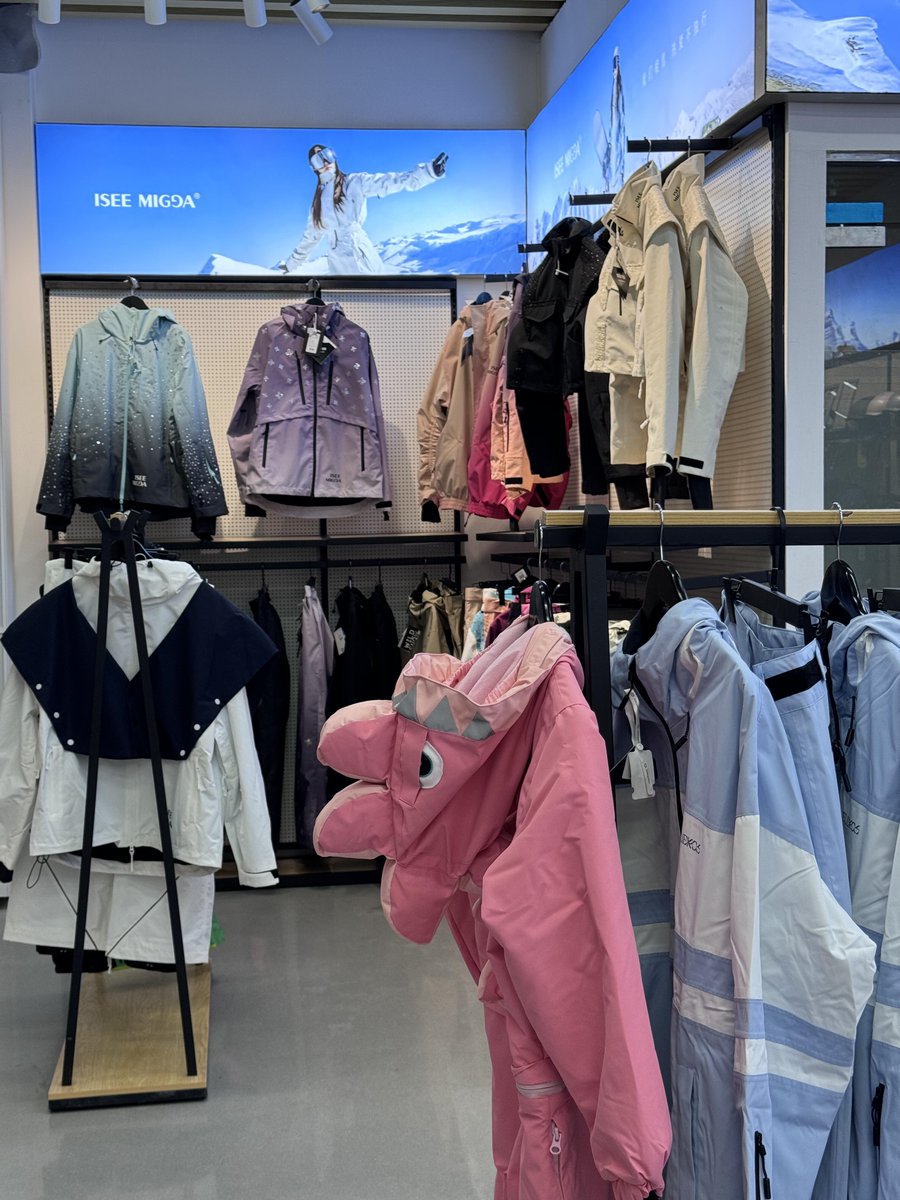 RunBookmark7's tweet image. このスキー用具を見るといつもスキーに行きたくなります