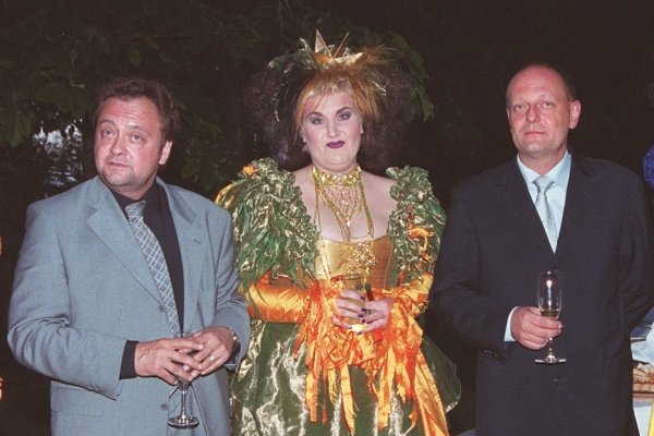 <a href="/mlinarca/">Mlinarca</a> Sramota kaj si dovolijo "slovenski" mediji, ko pa so bulmastifi raztrgli trans Baričeviča* so vsi mediji spinal v zaščito te trans židovske osebe, ki je zasluženo crknila na najbolj okruten način.

*rojen kakor Maja Baričevič in si je spremnil ime v Sašo, ko je postal "moški"