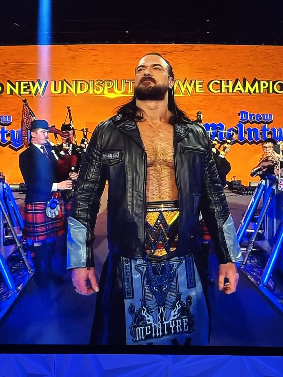 The_JimmyD's tweet image. @DMcIntyreWWE put on some weight. About 20 pounds worth maybe? #AndNew #TeamDrew #Smackdown