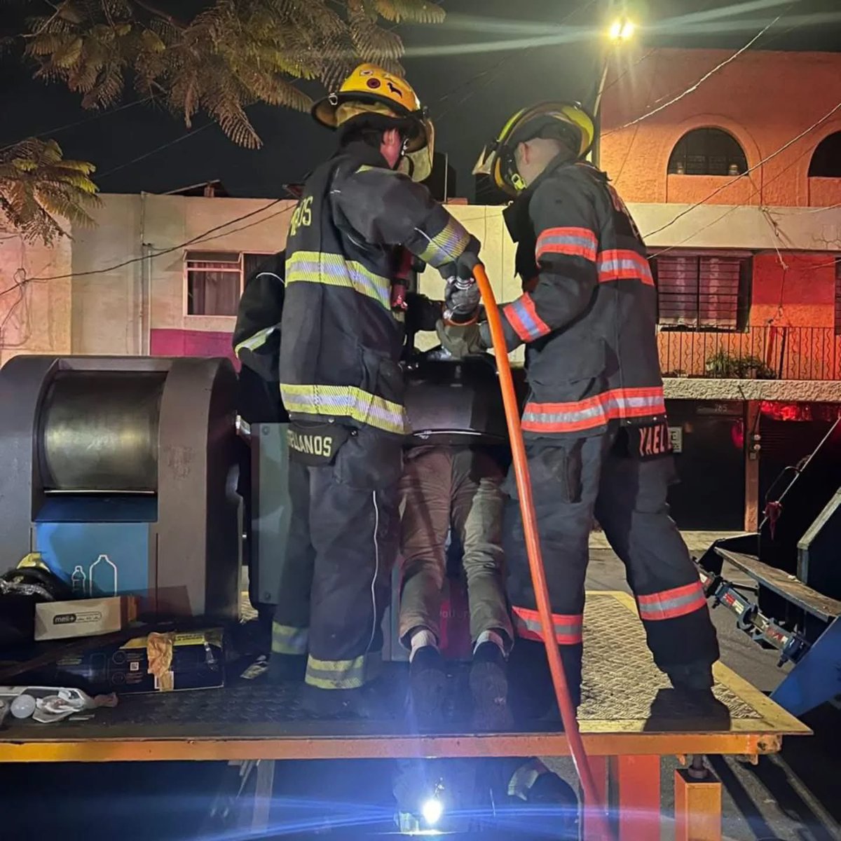 JaliscoRojo's tweet image. En las calles Belén y Tenerías, Col. Alcalde Barranquitas, en Guadalajara una persona quedó atrapada al intentar ingresar a un contenedor a extraer basura, por lo que tuvo que ser rescatado por bomberos.
