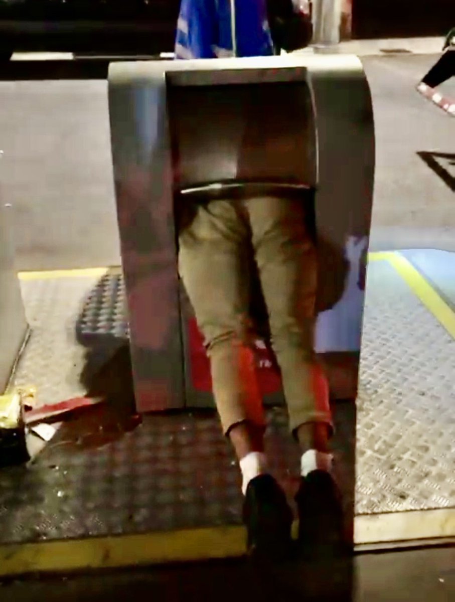 JaliscoRojo's tweet image. En las calles Belén y Tenerías, Col. Alcalde Barranquitas, en Guadalajara una persona quedó atrapada al intentar ingresar a un contenedor a extraer basura, por lo que tuvo que ser rescatado por bomberos.