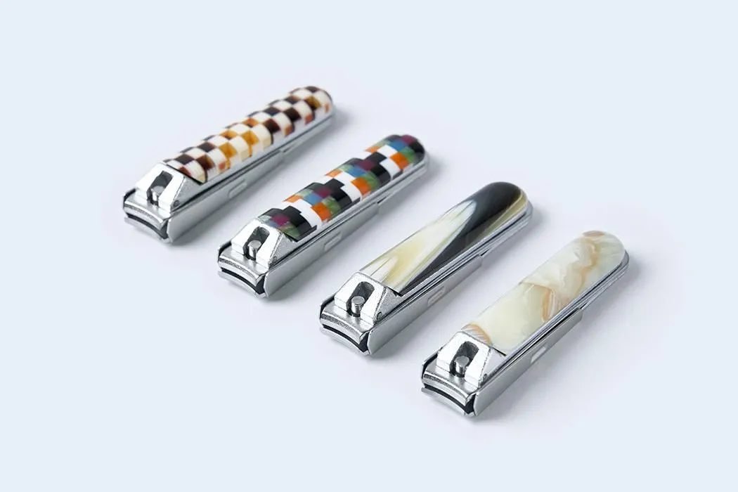 cotomonomichi's tweet image. 国内シェア90%を占める「メガネ」の産地の福井県鯖江市にあるメガネ素材加工メーカーとの共同開発品。
”かけ心地” を追求したメガネの素材「セルロースアセテート」は、手に馴染みやすく肌に優しい素材です。