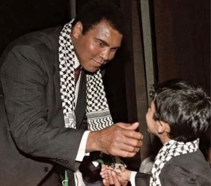 ultras_antifaa's tweet image. Muhammed Ali visiting a Palestinian refugee camp in southern Lebanon, 1974.