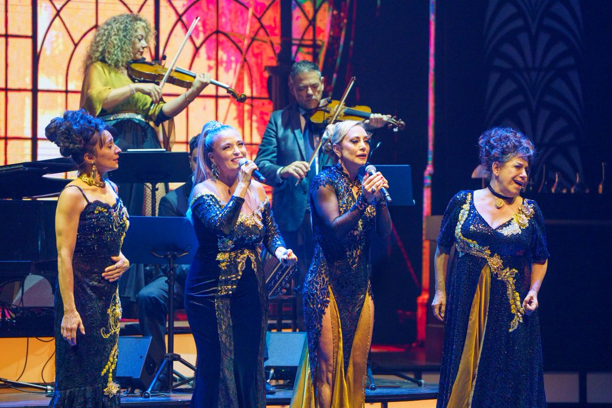 Un homenaje femenino al género porteño por excelencia: "Ellas son tango", estupenda presentación dirigida por Andrea Ghidone. Reseña de Viviana Aubele. Clic: martinwullich.com/ellas-son-tang…