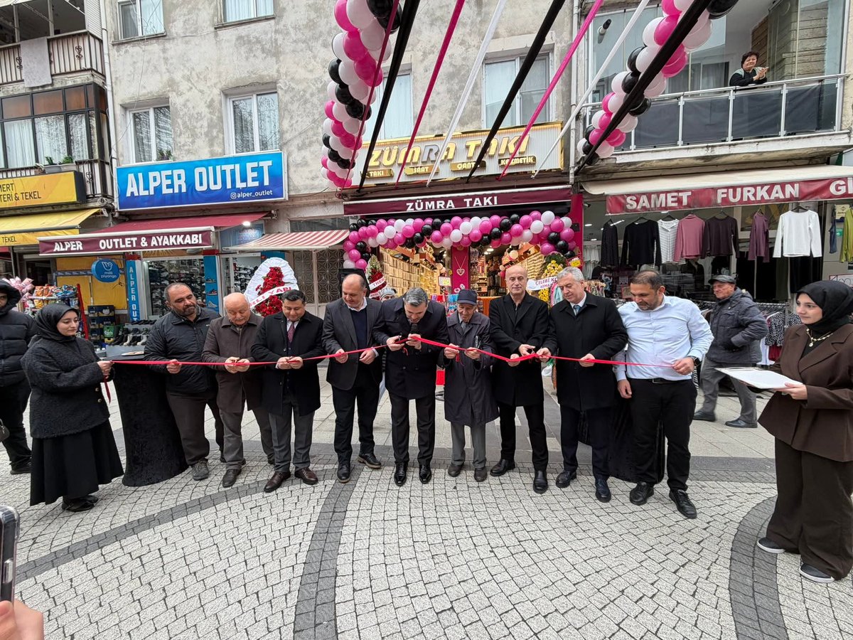 Ak Parti İl Yönet.Kurl. Üyemiz Sn.lker Gürbüz, Önceki dönem belediye başkan Adayımız  Sn.Recep Erol, meclis üyelerimizle B.çekmece’mizde faaliyete başlayan Zümra Takı’nın açılışını yaptık 
İşletme sahibi Abdurrahman Öztürk Bey’e bol ve bereketli kazançlar diliyoruz