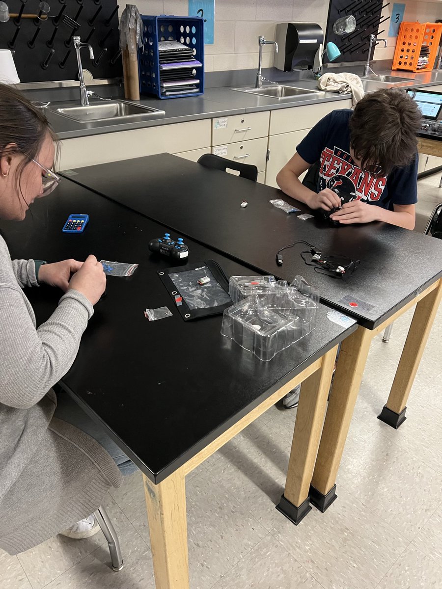 HumbleISD_WMS's tweet photo. It’s an academic Friday at WMS, so many exciting things happening in classrooms from plate boundaries in Science to programming drones in engineering to inferencing in RELA &amp; equations in Algebra. These students are #MakingEverySecondCount https://t.co/caLzh7WeaF