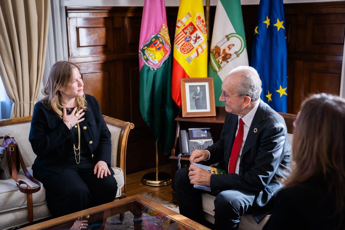 FonsiLoaiza's tweet image. Hoy, el alcalde Paco de la Torre del PP ha recibido a la embajadora de Israel en Málaga. La Junta de Juanma Moreno acaba de vender un edificio, que estaba cedido a 'Málaga Acoge', a un fondo buitre de los genocidas de Israel para especular con pisos turísticos en la ciudad.