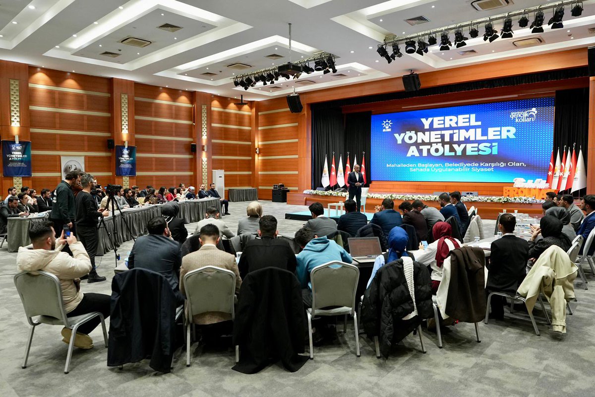 akgencistanbul's tweet photo. 🎙️Yerel Yönetimler Atölyesi programımızın ikinci oturumu, Sultangazi Belediye Başkanımız Sayın Abdurrahman Dursun’un (@avadursun) katılımlarıyla gerçekleştirildi.

“Belediyede Gönüllülük Kültürü Nasıl Kurulur?” başlığıyla düzenlenen oturumda; yerel yönetimlerde gönüllülüğün önemi, gençliğin sosyal sorumluluk süreçlerindeki rolü üzerine değerlendirmelerde bulunuldu.