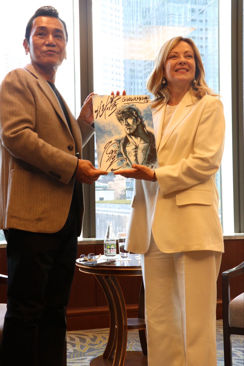 「北斗の拳」の大ファンのメローニ伊首相に、原作者の原哲夫さんから「北斗の拳」の版画を誕生日プレゼント。😊