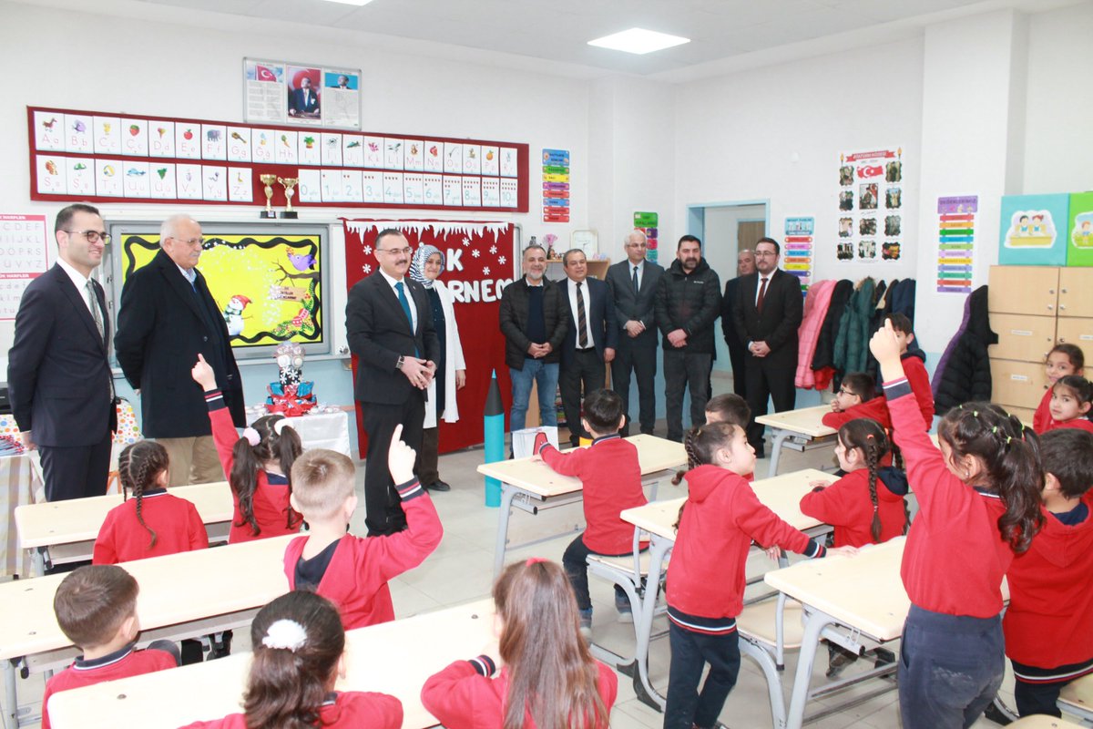 BoyabatMeb57's tweet photo. ✨ ÖĞRENCİLERİMİZİN KARNE HEYECANINA ORTAK OLDUK

💢 Kaymakamımız Sayın Enver Yılmaz,  ve İlçe Protokol üyeleri Necdet Küçükbaş Ortaokulu ve 100. Yıl Cumhuriyet İlkokulunda 2025-2026 eğitim ve öğretim yılının birinci dönemi karne heyecanına ortak oldu.

https://t.co/oJcP5Ltd2Y https://t.co/IVMhhc2j4N