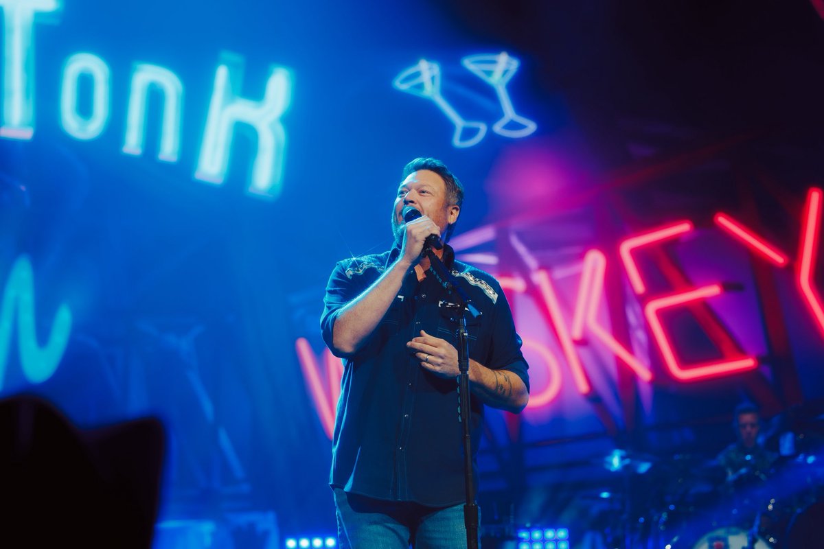 blakeshelton's tweet photo. And just like that Vegas we are BACK!!!!!!! Y'all made a Thursday feel like a Saturday night!!!!! https://t.co/1pHStFrJwT