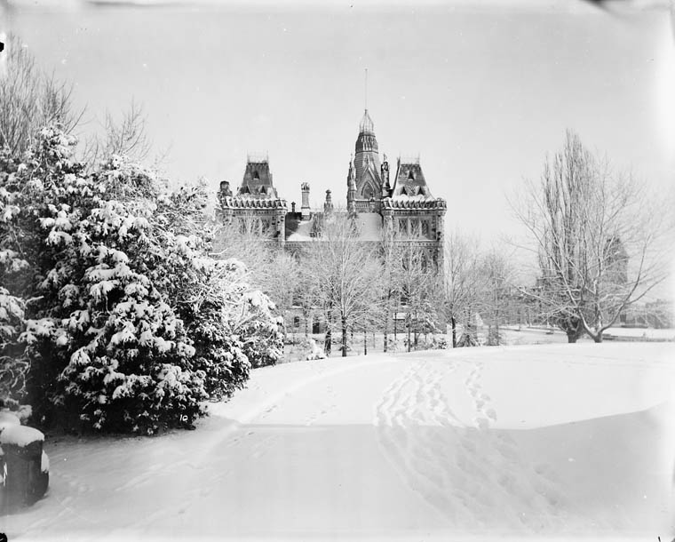 SenateCA's tweet image. 📍Parliament Hill, Centre Block – View from the east 

Late 1800s ➡️ 2017 (pre-tower cranes!)

Some things change, but winter’s magic on Parliament Hill stays the same. ❄️

📷@LibraryArchives / PA-008341

#SenCA #ThenAndNow