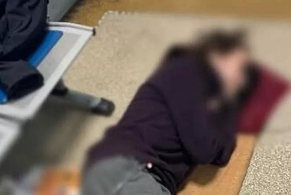 GiuseppeConteIT's tweet image. Questa immagine è il simbolo di come lentamente sta morendo la nostra Costituzione.

Il diritto alla salute, qualificato dalla Costituzione come “fondamentale”, in questa foto sprofonda per terra incivilmente. Un 60enne malato di tumore, nel pronto soccorso di Senigallia, è…