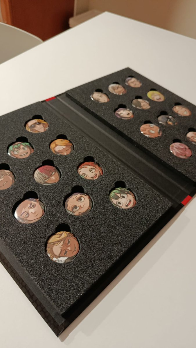 fulgarito's tweet photo. Me ha llegado el pack de chapas de My hero Academia de conmemoración por el final del manga, que @PlanetadComic organizó y sorteó en el pasado salón del manga de BCN. He de decir que es espectacular. Muchísimas gracias🤗 https://t.co/A7zMsLvGbC