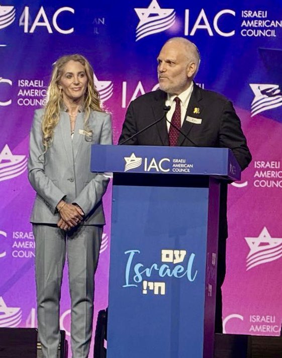 Daroff's tweet image. A pleasure to share the stage with @betsyberns before 4,000 attendees at the opening plenary of the @israeliamerican Summit. Our message was simple and essential: Jewish unity is our greatest strength. Across organizations, communities, and perspectives, we achieve more when we…