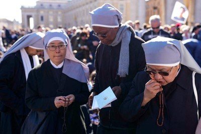 RaiqueTavares's tweet image. Católicos na vida real // católicos no twitter