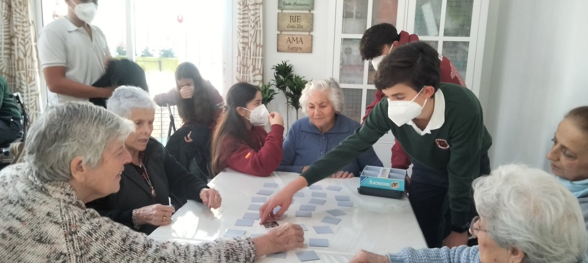 Orgullosa de los alumnos <a href="/CELosRosales/">Colegio Los Rosales</a> , en estos tiempos que corren ver qué están deseosos de ir a la residencia, prepararse juegos, charlar con los mayores y ver con el cariño que los reciben..... Grandes nuestros niños