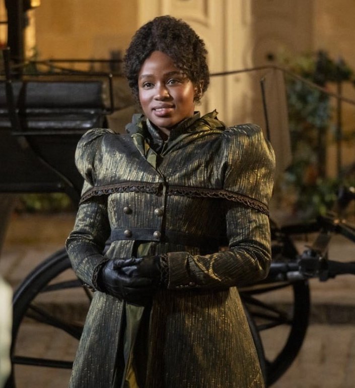 Nvm_idku's tweet image. NO ONE in the history of bridgerton has EVER worn THIS lifeless dull metallic color palette before this white old man decided its the pallette he will use for the beautiful dark skinned women. Its heartbreaking to see woc from his perspective/vision