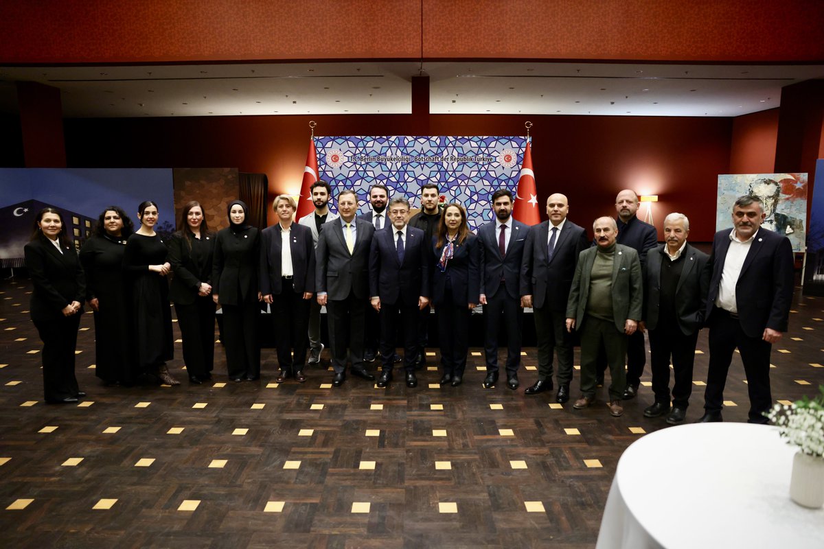 🇹🇷 Berlin Büyükelçiliğimizde, ülkemizi yurt dışında başarıyla temsil eden Türk iş insanlarımız ve STK temsilcilerimizle bir araya geldik.

💼 Yatırım, ticaret ve iş birliği imkânlarını ele alırken; ekonomiden sosyal iş birliklerine uzanan başlıklarda istişarelerde bulunarak,