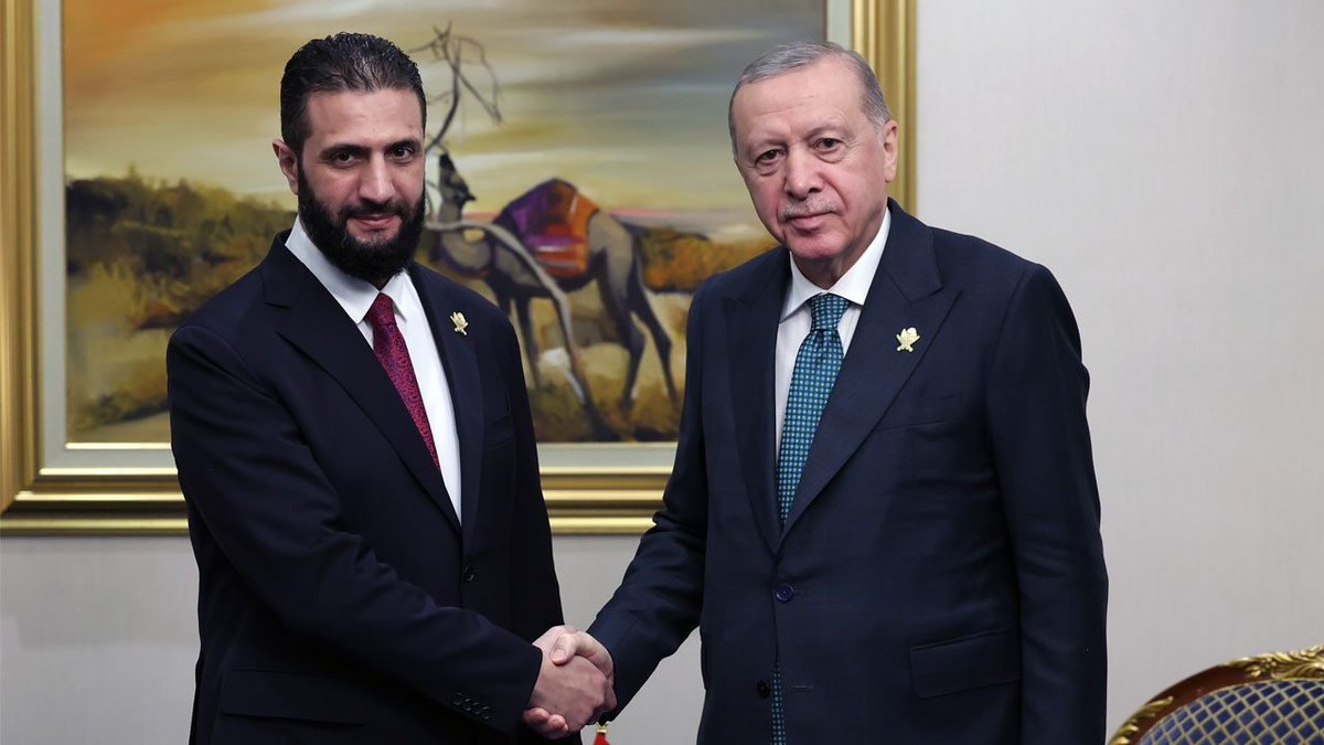 nisenlalih's tweet photo. Türkiye'nin RTE'si ile Suriye'nin Colani'sinin barış anlayışı aynı.Kürtleri ikinci sınıf vatandaş görmeye,öldürmeye, cezaevine atmaya,işkenceye devam
Ortadoğu'nun  iki kafadarının barışı,katil koca anlayışı gibi:"Ya benimsin ya kara toprağın"
"Ya benim Kürdümsün ya kara toprağın" https://t.co/8dTXq6p5lp