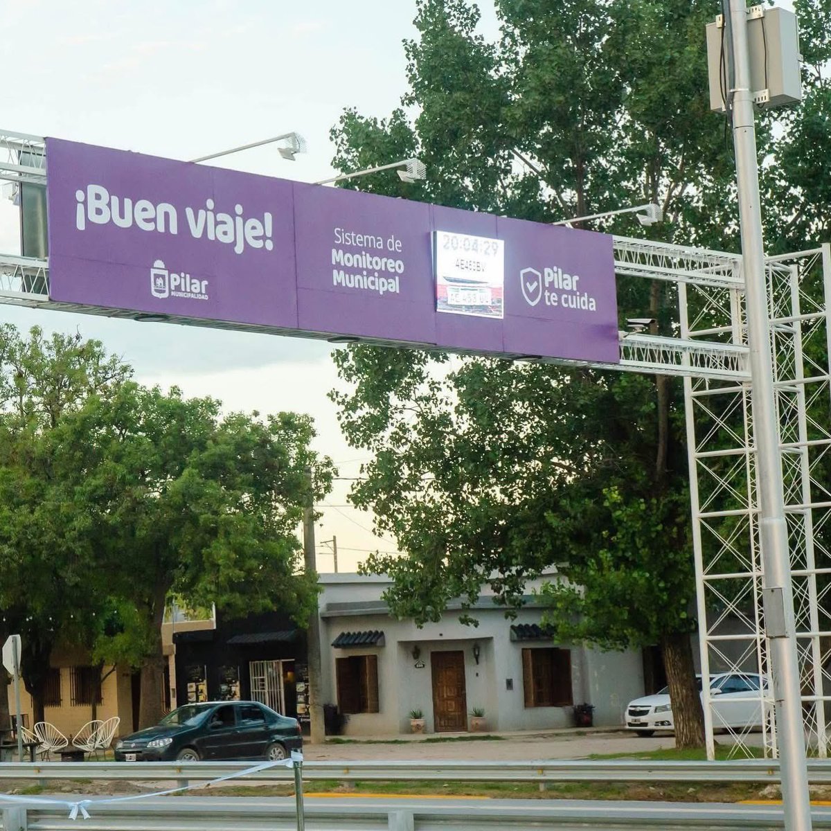 Leopoldkai's tweet photo. En 2023 tomamos la decisión de incorporar lectores de patentes en los accesos con mayor tránsito de Pilar. Una herramienta que, desde su implementación, está a disposición de las fuerzas de seguridad para prevenir, alertar y trabajar de manera articulada.

En las últimas horas, ese sistema permitió detectar un vehículo con pedido de vigilancia y activar un operativo coordinado que culminó con la detención de dos delincuentes en la ciudad de Oncativo.
